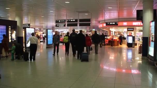 Interior del Aeropuerto Internacional de Frankfurt, Alemania — Vídeos de Stock