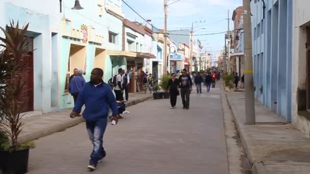 Mensen lopen op een straat in het centrum van Camagüey. — Stockvideo