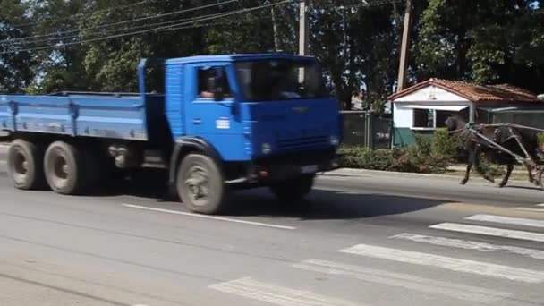 Tráfico en una carretera en Camagüey — Vídeos de Stock