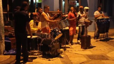 Yerel müzik grubu bir yaya caddesi üzerinde çalış