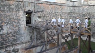Geleneksel olarak giyinik insanlar kale del Morro girin