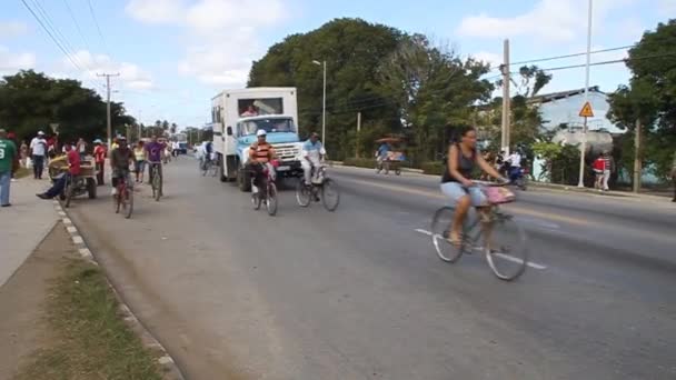 Tráfico en una carretera — Vídeos de Stock