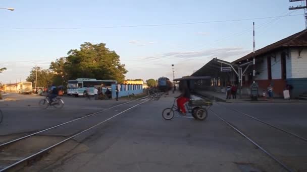 La gente está cruzando las vías del tren — Vídeos de Stock