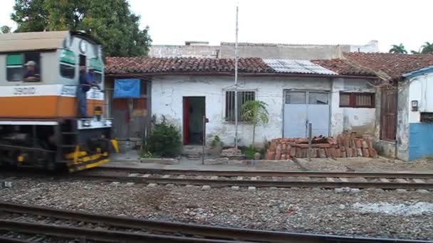 Trein rijdt via Camagüey — Stockvideo