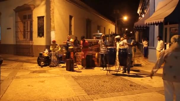 Banda de música local toca em uma rua pedonal — Vídeo de Stock