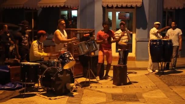 Místní hudební skupina hraje na pěší zóně — Stock video