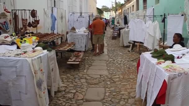 Calle empedrada y mercado — Vídeo de stock