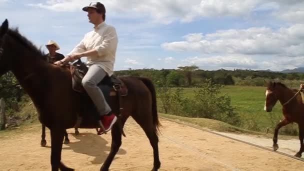 Turistas durante el viaje a caballo — Vídeo de stock