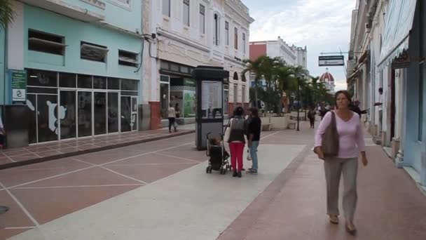 Gente en una calle peatonal — Vídeos de Stock