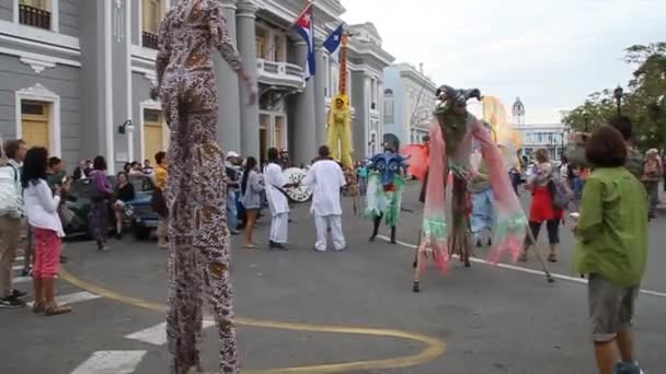 Stiltwalker künstler im park jose marti square — Stockvideo