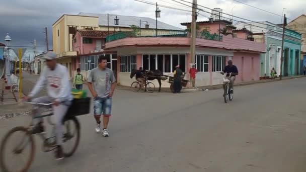 Población local y transporte de caballos — Vídeo de stock