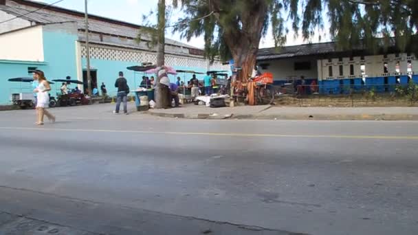 Tráfico en una calle — Vídeos de Stock