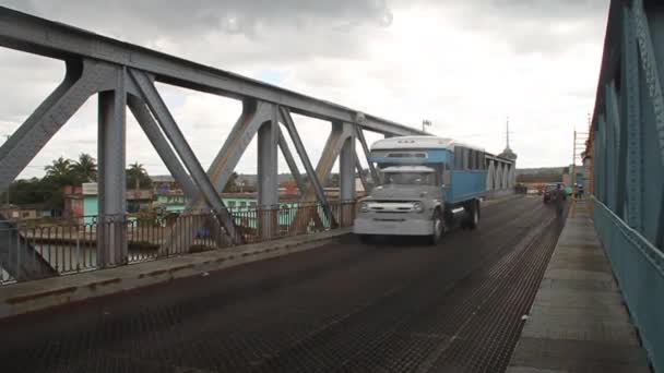 Calixto Garcia brug over San Juan rivier — Stockvideo