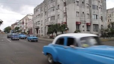 Havana, Küba - 21 Şubat 2016: Vintage arabalar Havana'nın Vedado mahallesinde