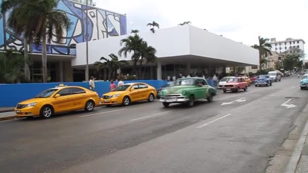 하바나 리브레 호텔 앞 빈티지 자동차 — 비디오