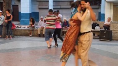 Kübalılar trafiğe kapalı bölgede dans ediyor