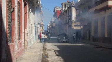 Havana, Küba - 24 Şubat 2016: Havana evleri sivrisinek zika virüsü taşıyan karşı mücadele bir parçası olarak dezenfekte.