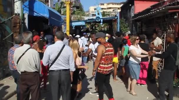Party in artistic Callejon de Hamel street — Stock Video
