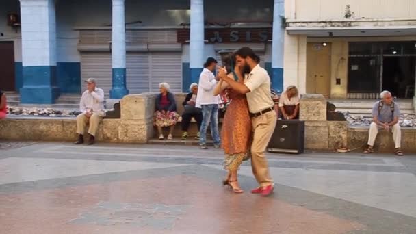 Casal de cubanos está dançando — Vídeo de Stock