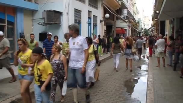 Havana'da sokakta insanlar yürümek — Stok video