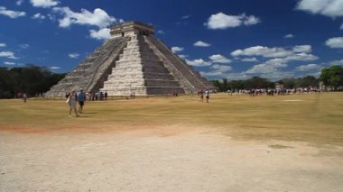 Tüylü yılan piramit kalabalık turist ziyaret