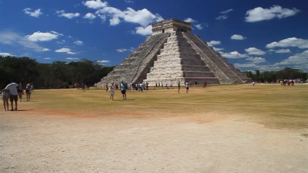 Multitud de turistas visitan la pirámide de Kukulkán — Vídeos de Stock