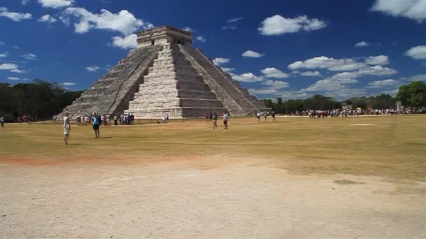 Crowds of tourists visit the Kukulkan pyramid — Stock Video