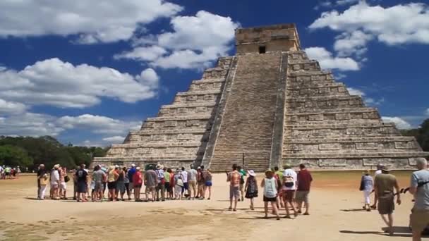 Crowds of tourists visit the Kukulkan pyramid — Stock Video