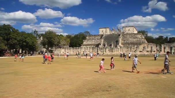 Los turistas visitan el Templo de los Guerreros — Vídeos de Stock