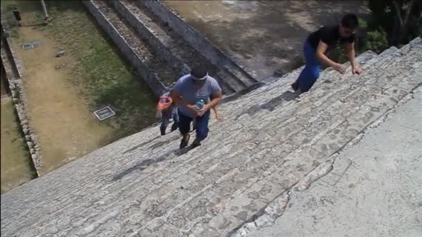 Turistas escalam a Grande Pirâmide — Vídeo de Stock