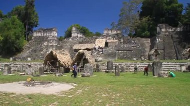 Sit alanı Tikal Gran Plaza'da turist,