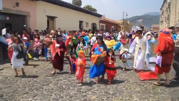Deelnemers van de processie op Paaszondag in Antigua Guatemala — Stockvideo