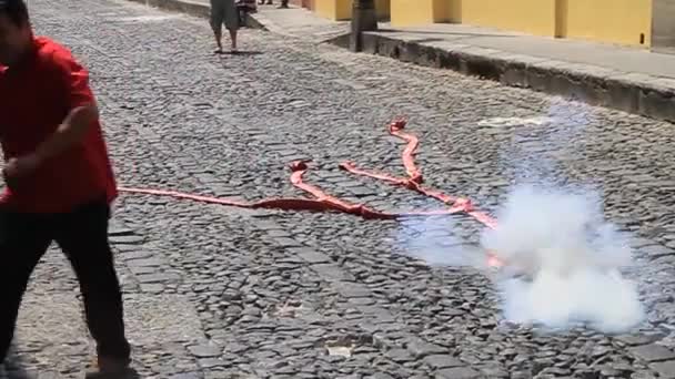 Fogos de artifício nas celebrações no domingo de Páscoa — Vídeo de Stock