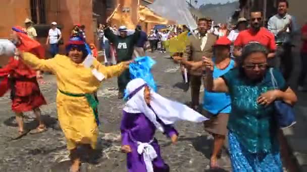 Deltagare i processionen på påskdagen i Antigua Guatemala — Stockvideo