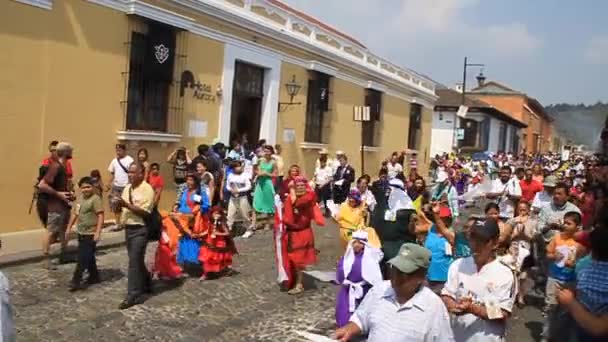 在安提瓜危地马拉的复活节周日参加游行的人 — 图库视频影像