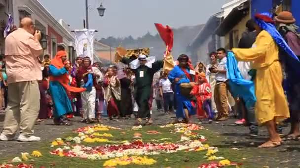 Procession on Easter Sunday in Antigua Guatemala — Stock Video