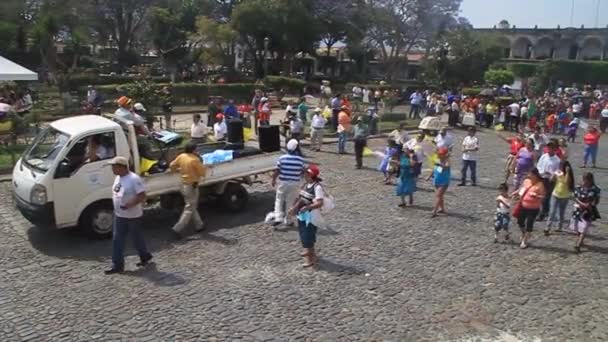 Participantes da procissão no Domingo de Páscoa em Antigua Guatemala — Vídeo de Stock