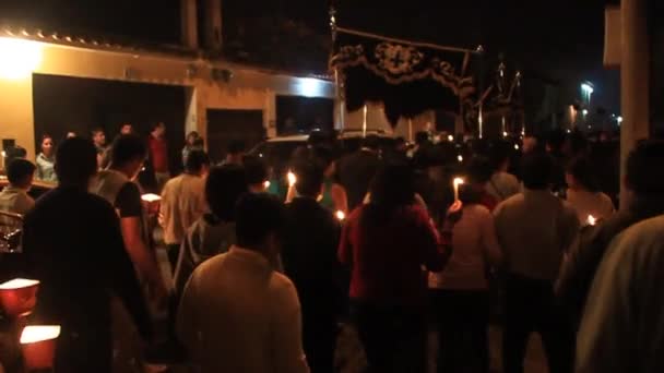 Partecipanti alla processione notturna della domenica di Pasqua — Video Stock