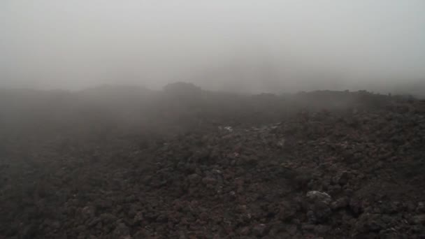Névoa cobrindo um campo de lava — Vídeo de Stock