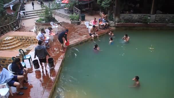 Personas bañándose en una piscina termal — Vídeos de Stock