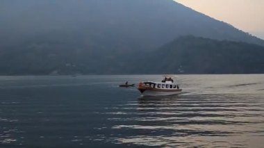 Feribota Atitlan göl kenarında