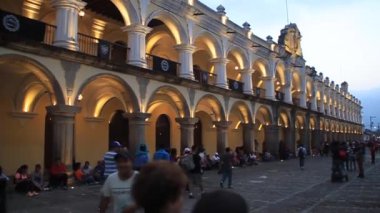 Plaza Mayor Meydanı Antigua'nda insanların kalabalıklar