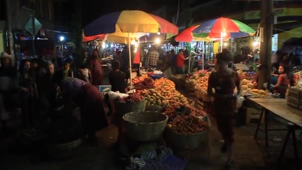 Vista nocturna de un mercado — Vídeo de stock