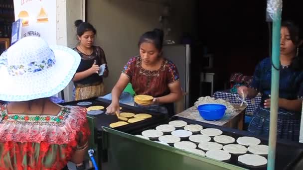 Τοπικές γυναίκες προετοιμασία διαφόρων τορτίγιες — Αρχείο Βίντεο
