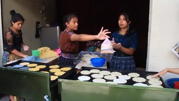 Mujeres locales preparan varias tortillas — Vídeo de stock