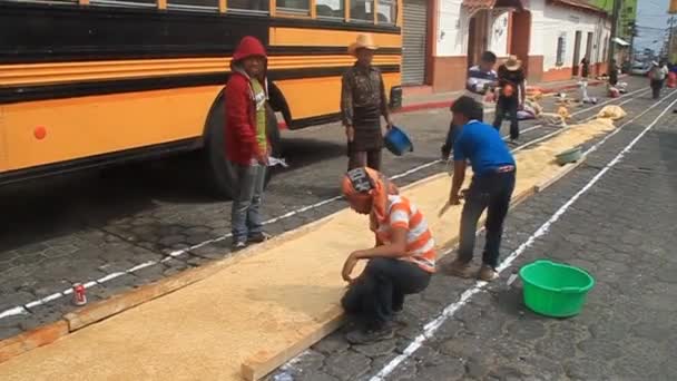 As pessoas decoram tapetes de Páscoa — Vídeo de Stock