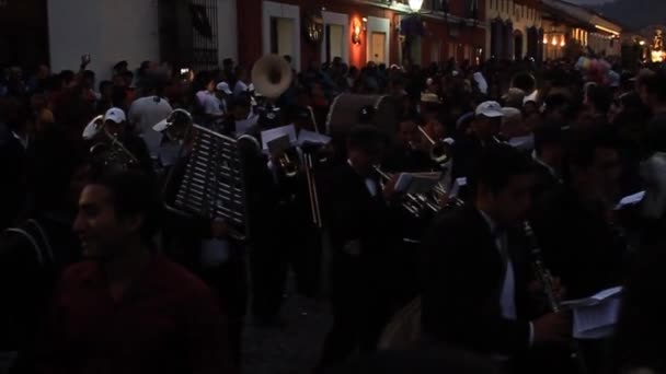 Partecipanti alla processione del Venerdì Santo — Video Stock