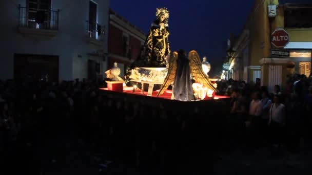 Participantes de la procesión del Viernes Santo — Vídeo de stock