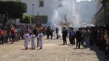 Bir alay Paskalya Pazar katılımcıları