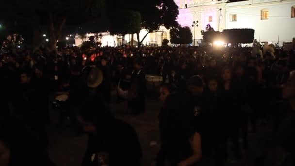 Partecipanti alla processione del Venerdì Santo — Video Stock